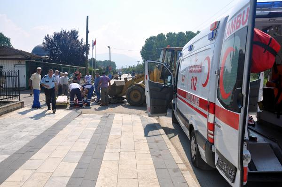 Kepçeye Çarpan Motosikletin Sürücüsü Yaralandı