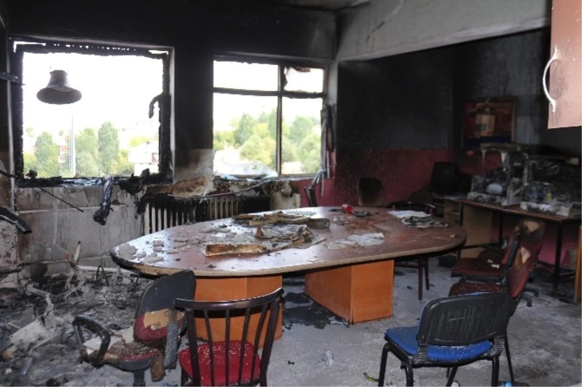 Muş Valisi Büyükersoy, Bulanık\'ta Yakılan Okulları Ziyaret Etti