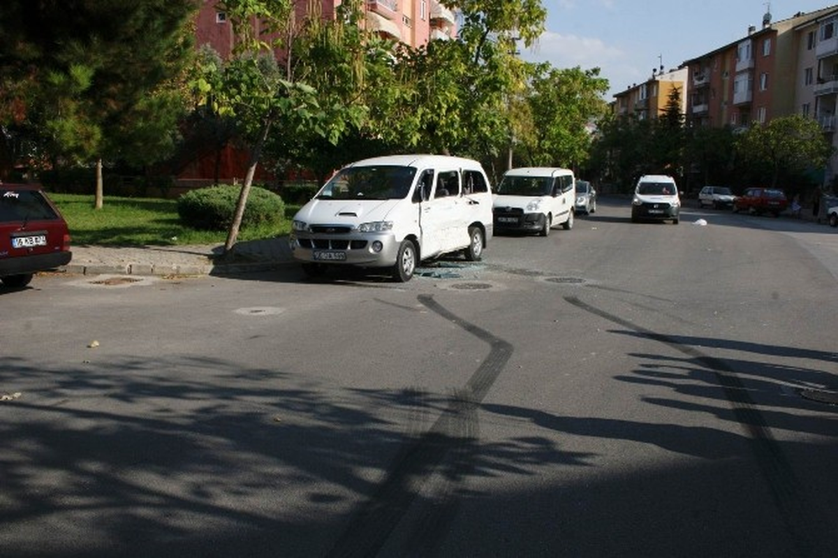 Otobüs ile Minibüs Çarpıştı: 13 Yaralı
