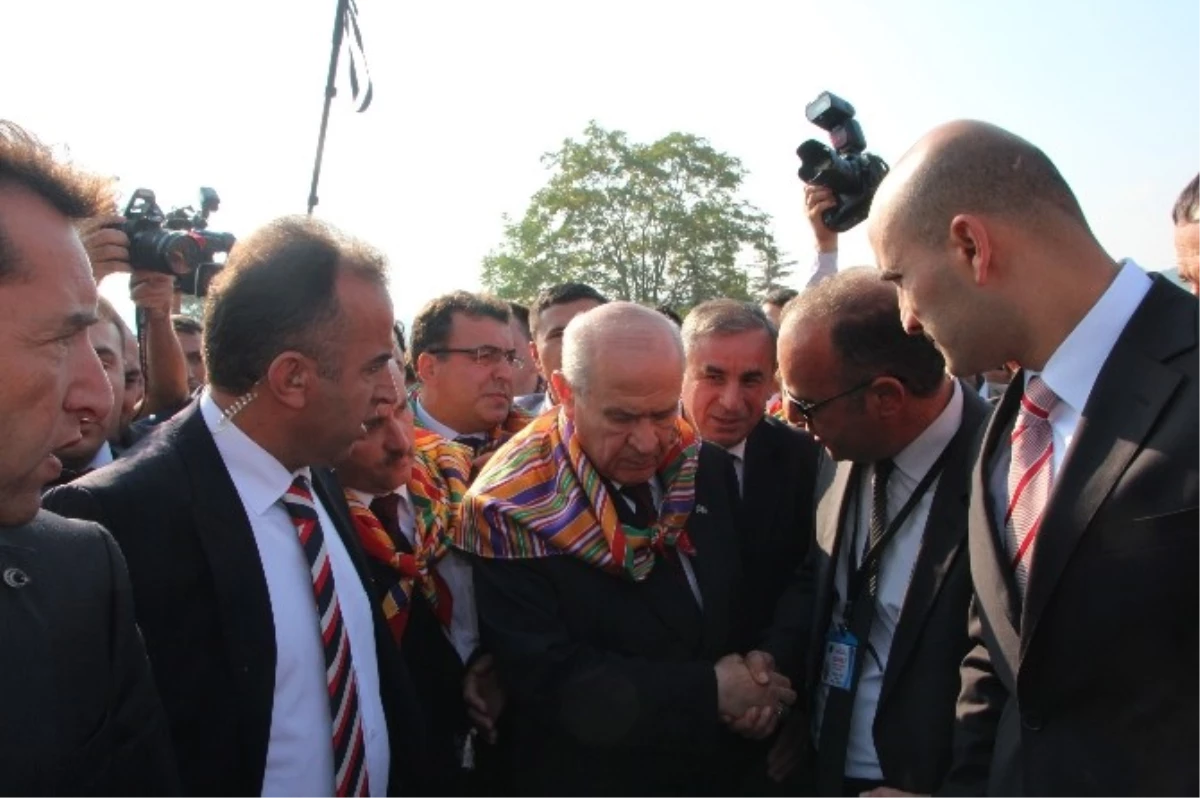 Söğüt Şenliklerinde Türbe Ziyaretine Giden Bahçeli, Başbakan Davutoğlu\'nun Türbeye Girmesini Bekledi