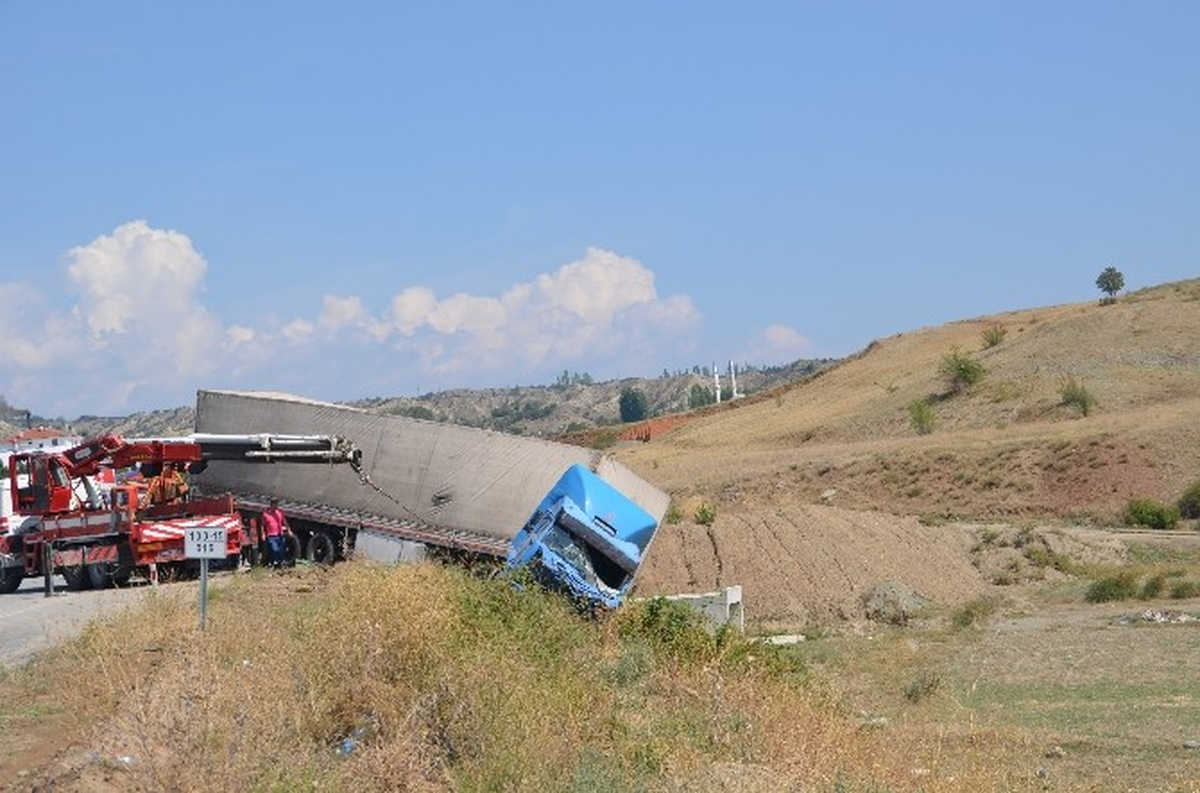 Tosya D-100 Karayolunda Minibüsle Tır Çarpıştı