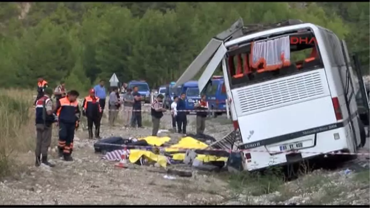 Tur Otobüsü Şarampole Uçtu 13 Ölü, 15 Yaralı