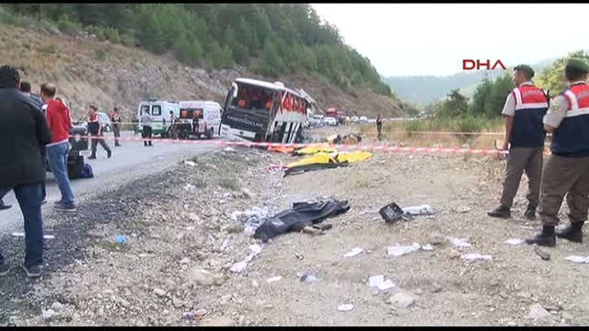 Tur Otobüsü Şarampole Uçtu 13 Ölü, 15 Yaralı