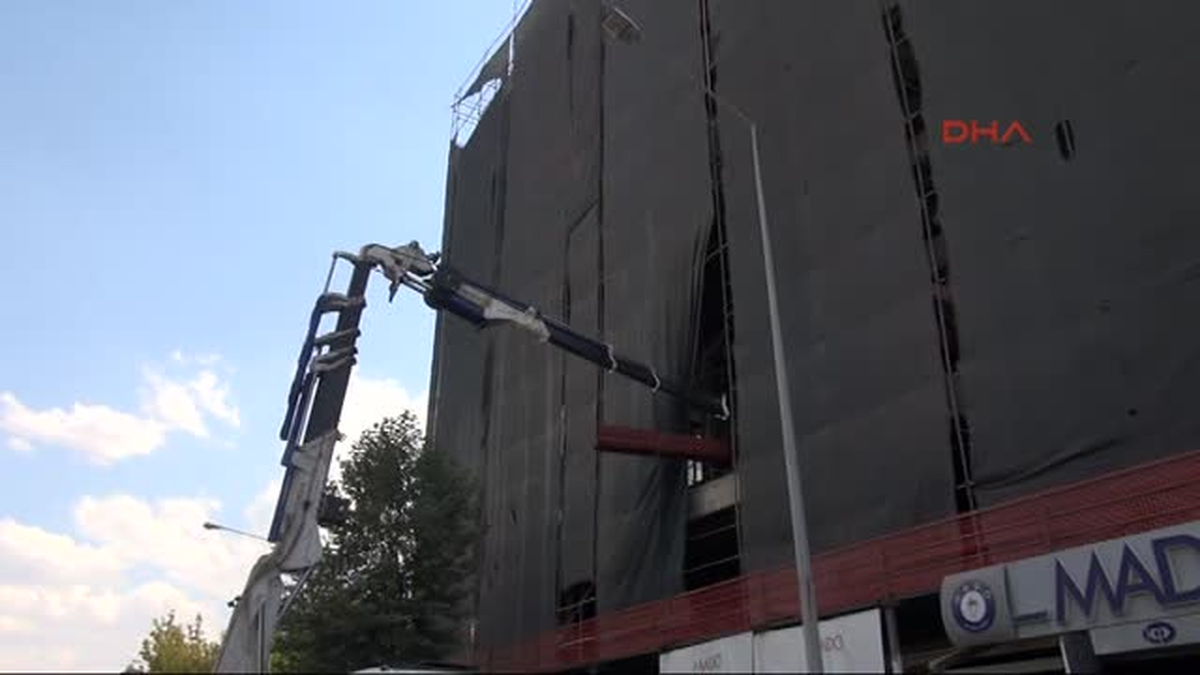 Vinç Halatı Koptu, Bir İşçi Yaralandı