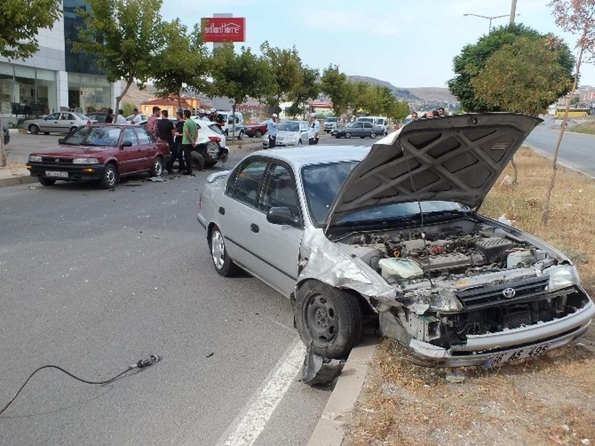 Yozgat\'ta Zincirleme Trafik Kazası: 2 Yaralı