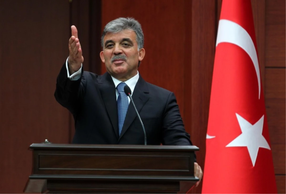 Abdullah Gül Sahaya İniyor