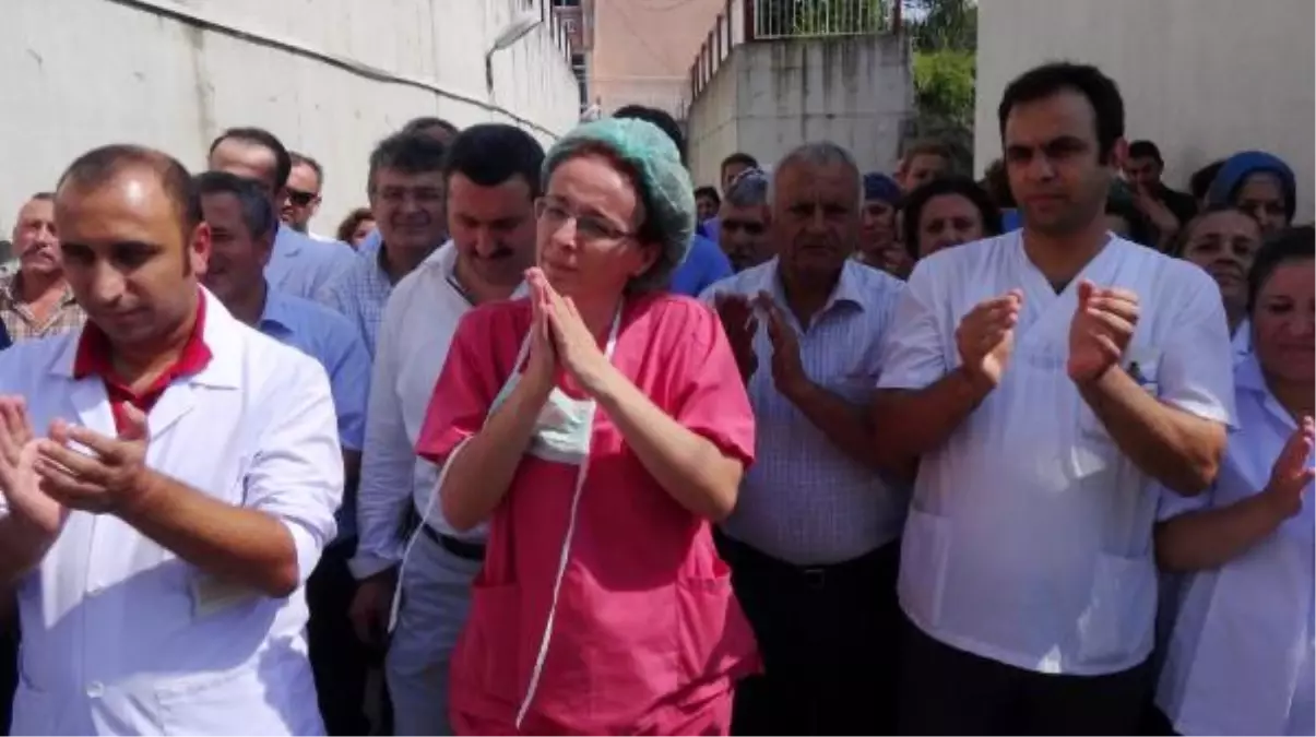 Acil Serviste Doktora Saldırı Protesto Edildi