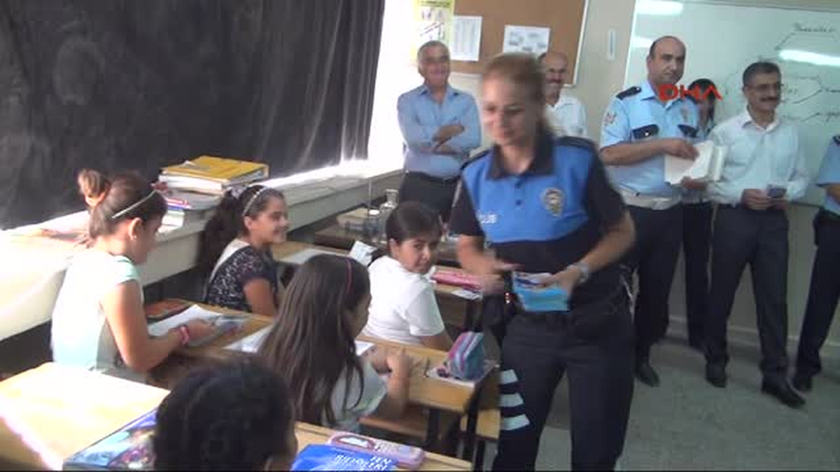 Adıyaman\'da Bir Grup 5 Dakika Kürtçe Kitap Okuyarak Eylem Yaptı