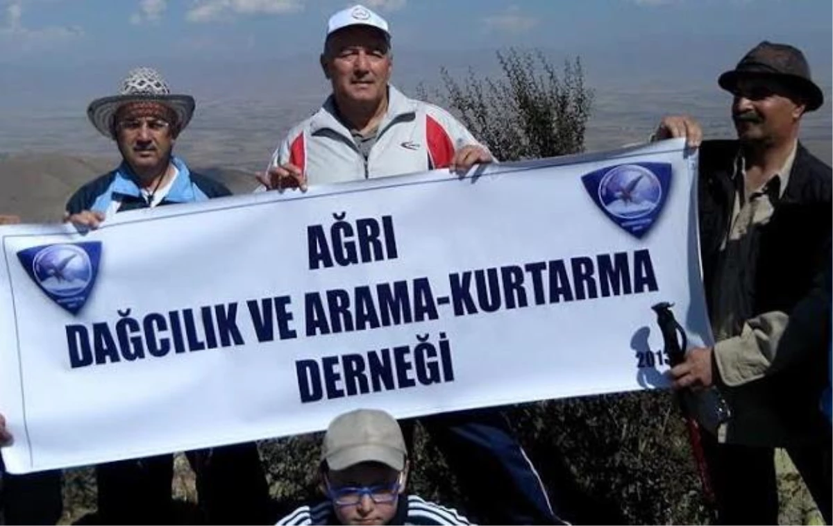 Ağrı\'lı Dağcılar Kılıçgediği Zirvesinde