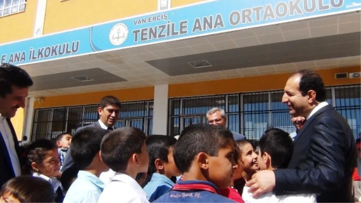 AK Partili Çiftci\'den Erciş\'te Okul Ziyareti