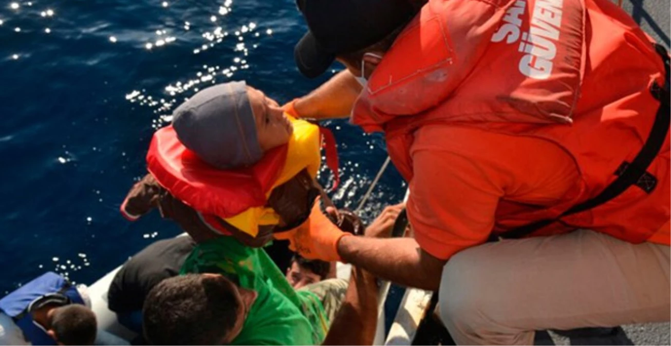 Akdeniz\'de 9 Ayda 2 Bin 500 Kaçak Göçmen Can Verdi
