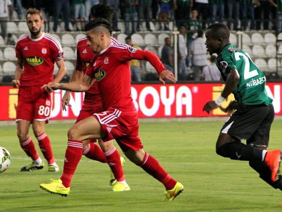 Akhisar\'daki Gol Düellosunun Galibi Yok: 2-2