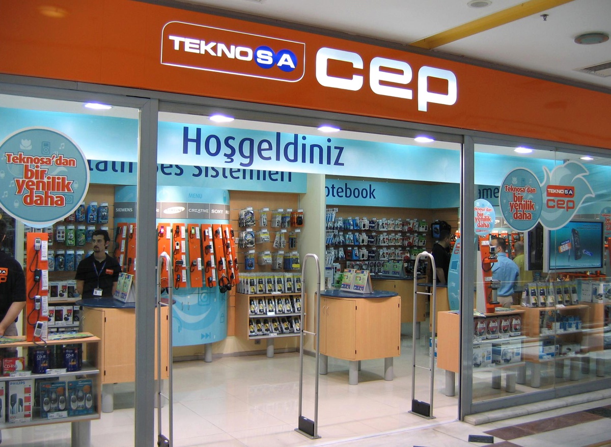 Yüksekova\'nın İlk Teknoloji Mağazası Açıldı