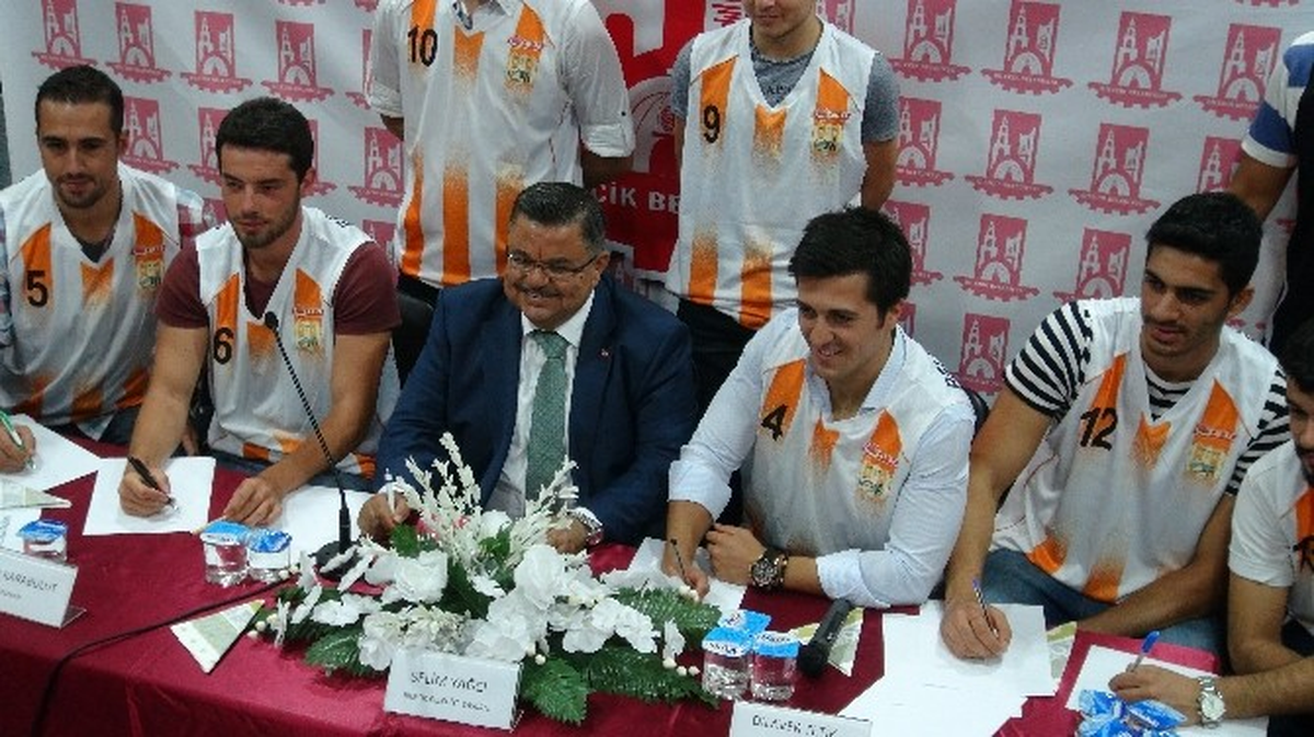Bilecik Belediyespor Basketbol Kulübü\'nde İmza Töreni