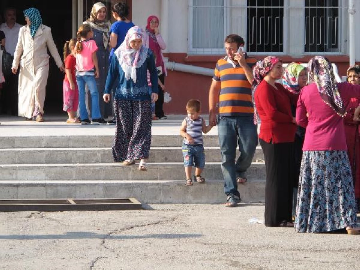 Hizmetli Olmayınca Perdeleri Veliler Taktı