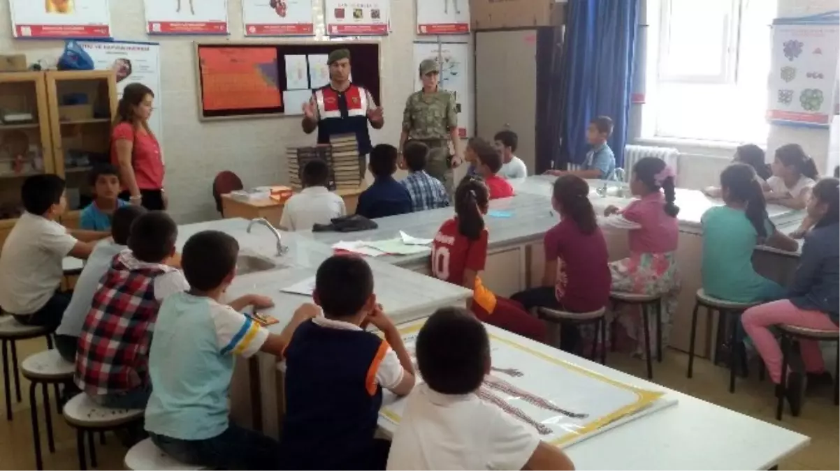 Jandarma Okulların İlk Gününde Öğencileri Unutmadı