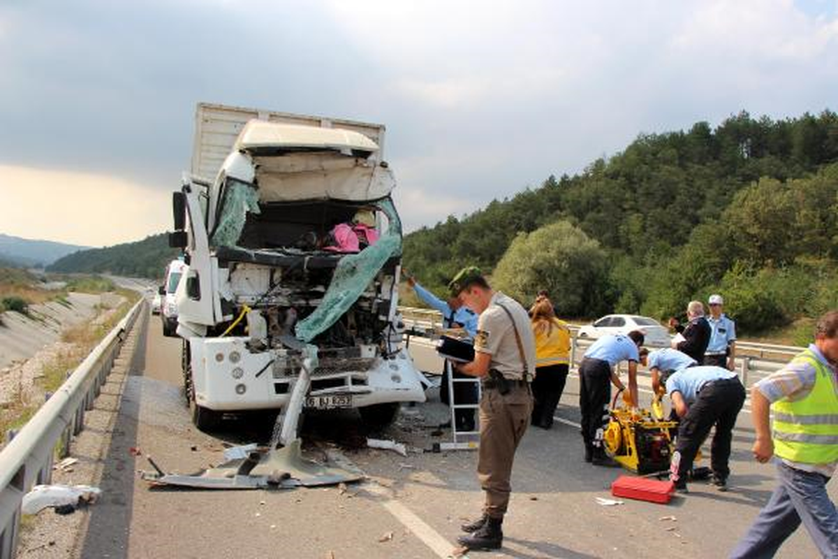 Kamyon, Kereste Yüklü Kamyona Çarptı: 1 Yaralı
