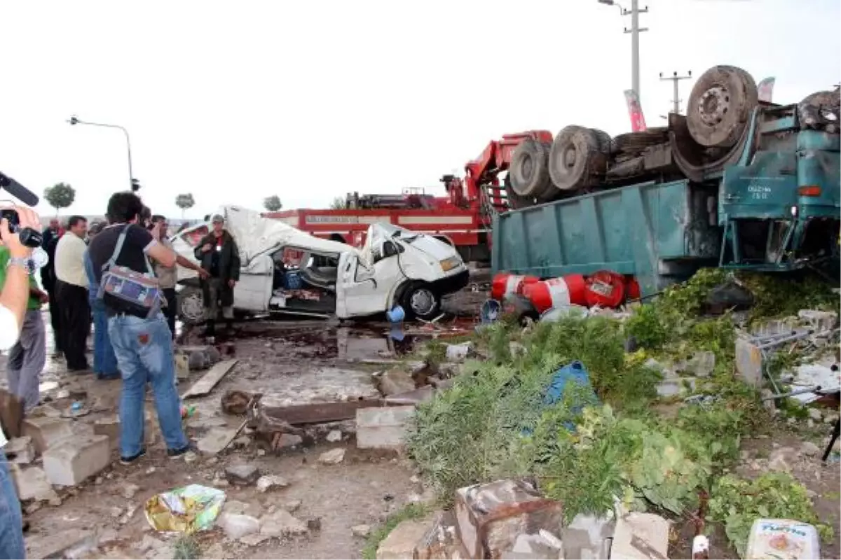 Kahramanmaraş\'ta Bir Kamyon, Minibüsün Üzerine Devrildi: 8 Yaralı