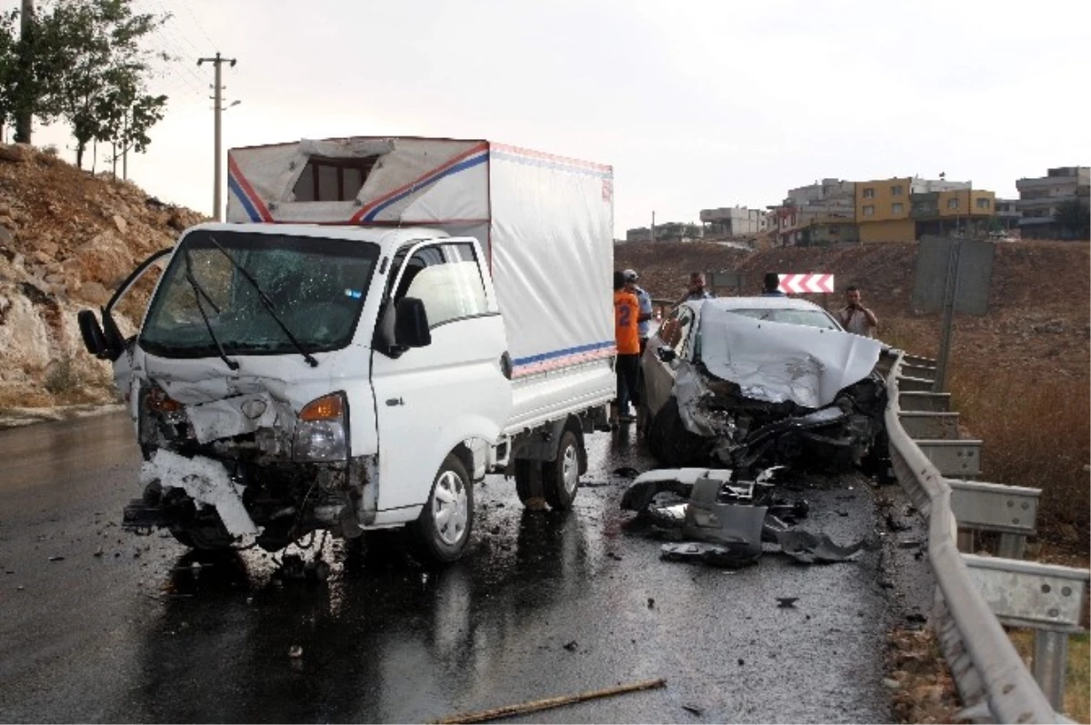 Kamyonet ile Otomobil Kafaka Kafaya Çarpıştı: 4 Yaralı