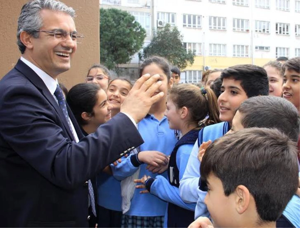 Karşıyaka Belediyesinden Yüzlerce Öğrenciye Burs