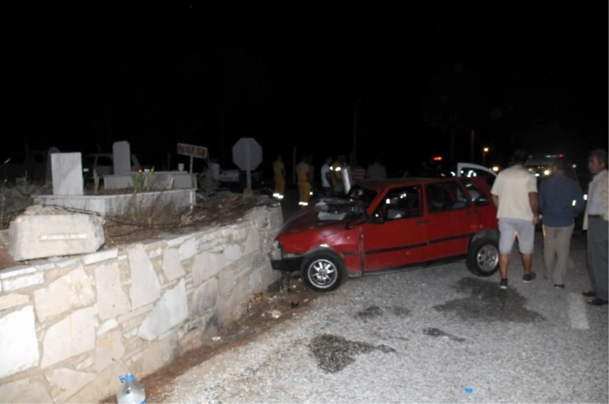 Kaza Yapan Aracı Mezarlık Duvarı Kurtardı