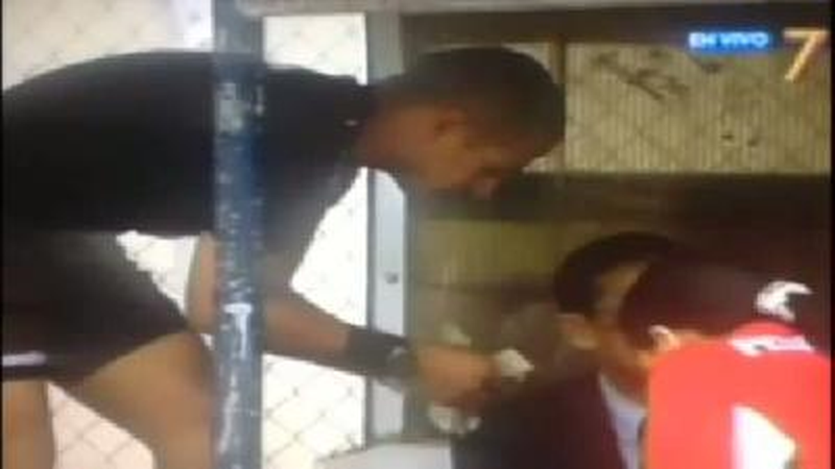 Maç Öncesi Para Sayan Hakem Görüntüsü Şaşırttı