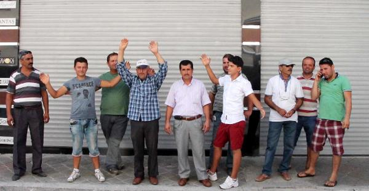 Fethiye\'de Bir Grup Mağdur Olduklarını Söyleyip Eylem Yaptı