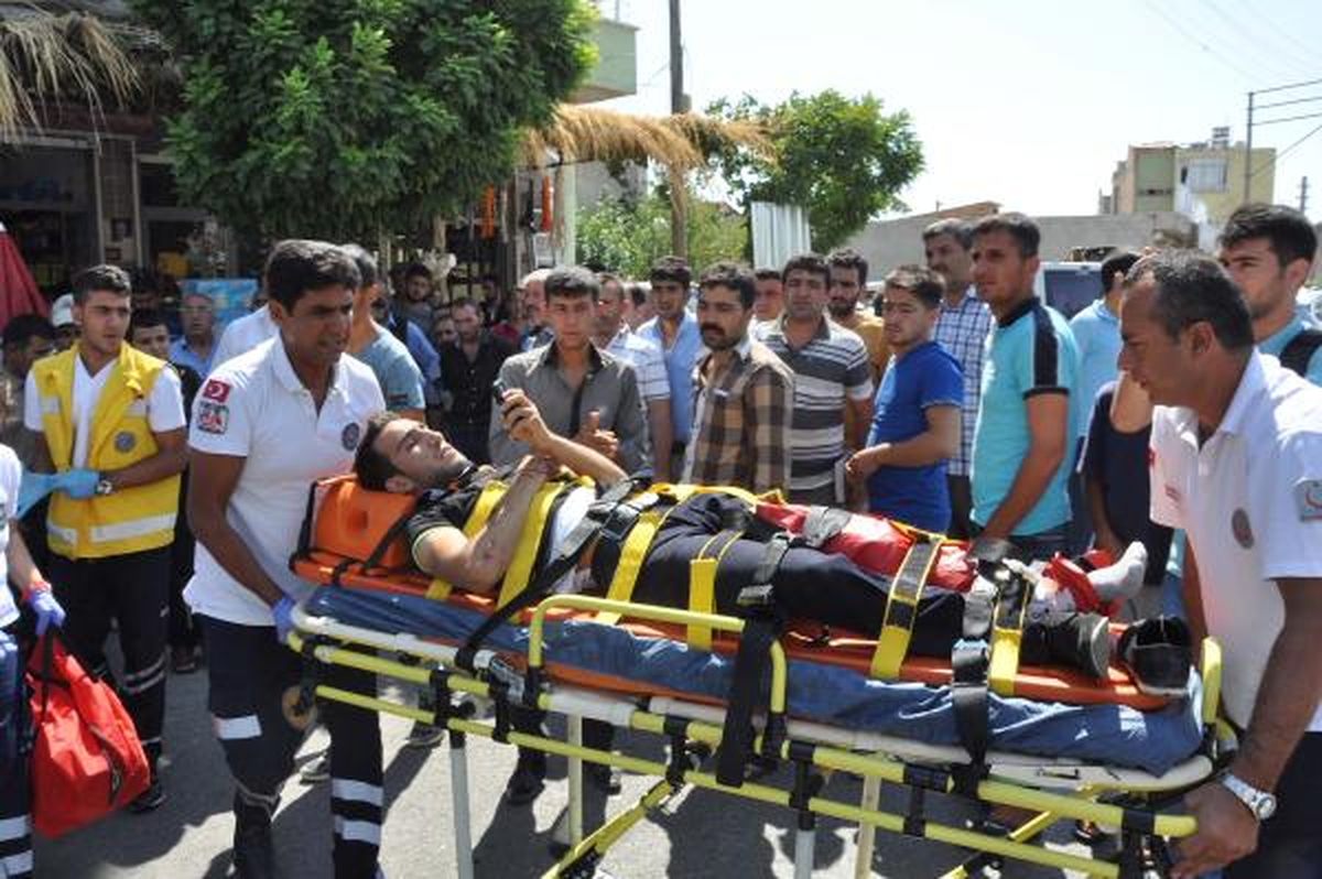 Adıyaman\'da Minibüsle Çarpışan Motosiklette 2 Kişi Yaralandı
