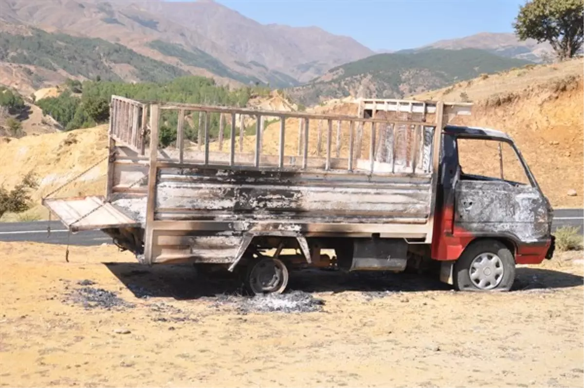 Muş\'ta Araç Yakan PKK, Baba ve Oğlunu Kaçırdı