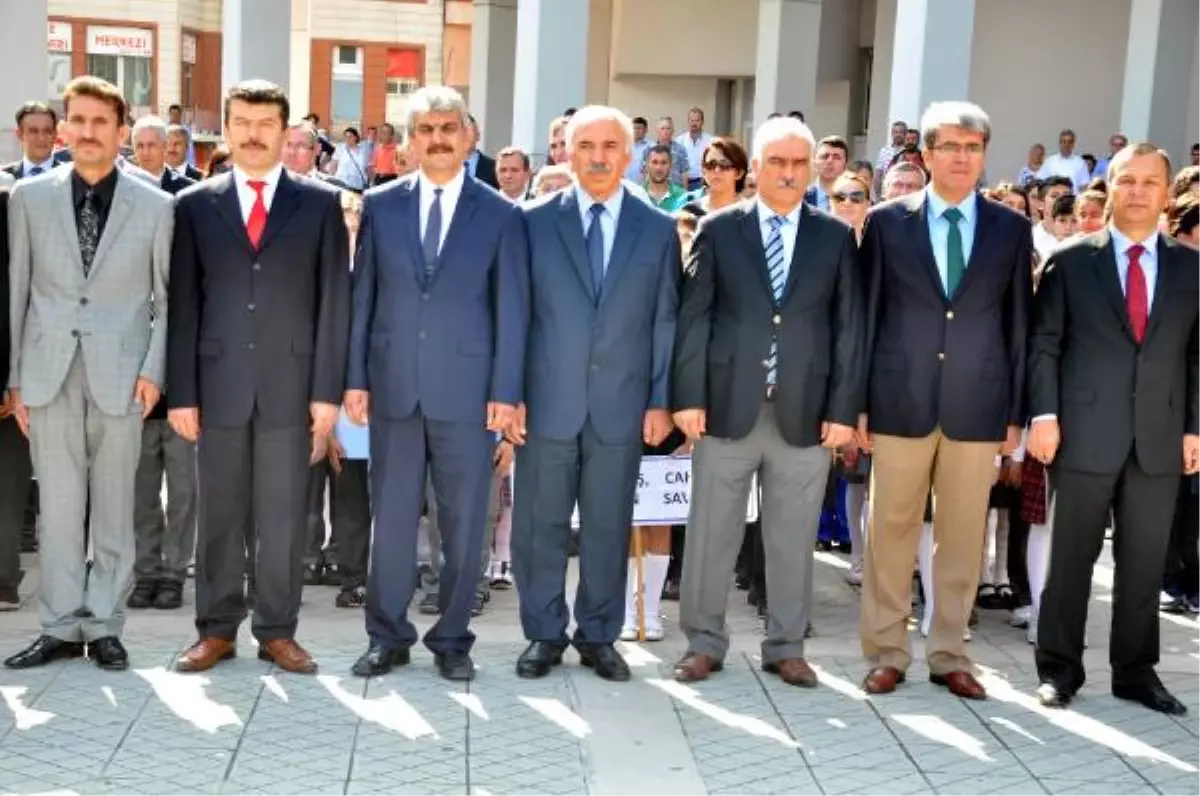 Öğretmen, Törende Öğrencilerin Önünü Kapatan Müdürleri Uyardı