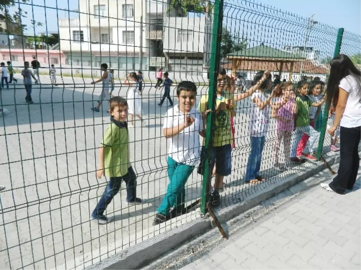 Okul Bahçesinde Tel Örgülü Önlem