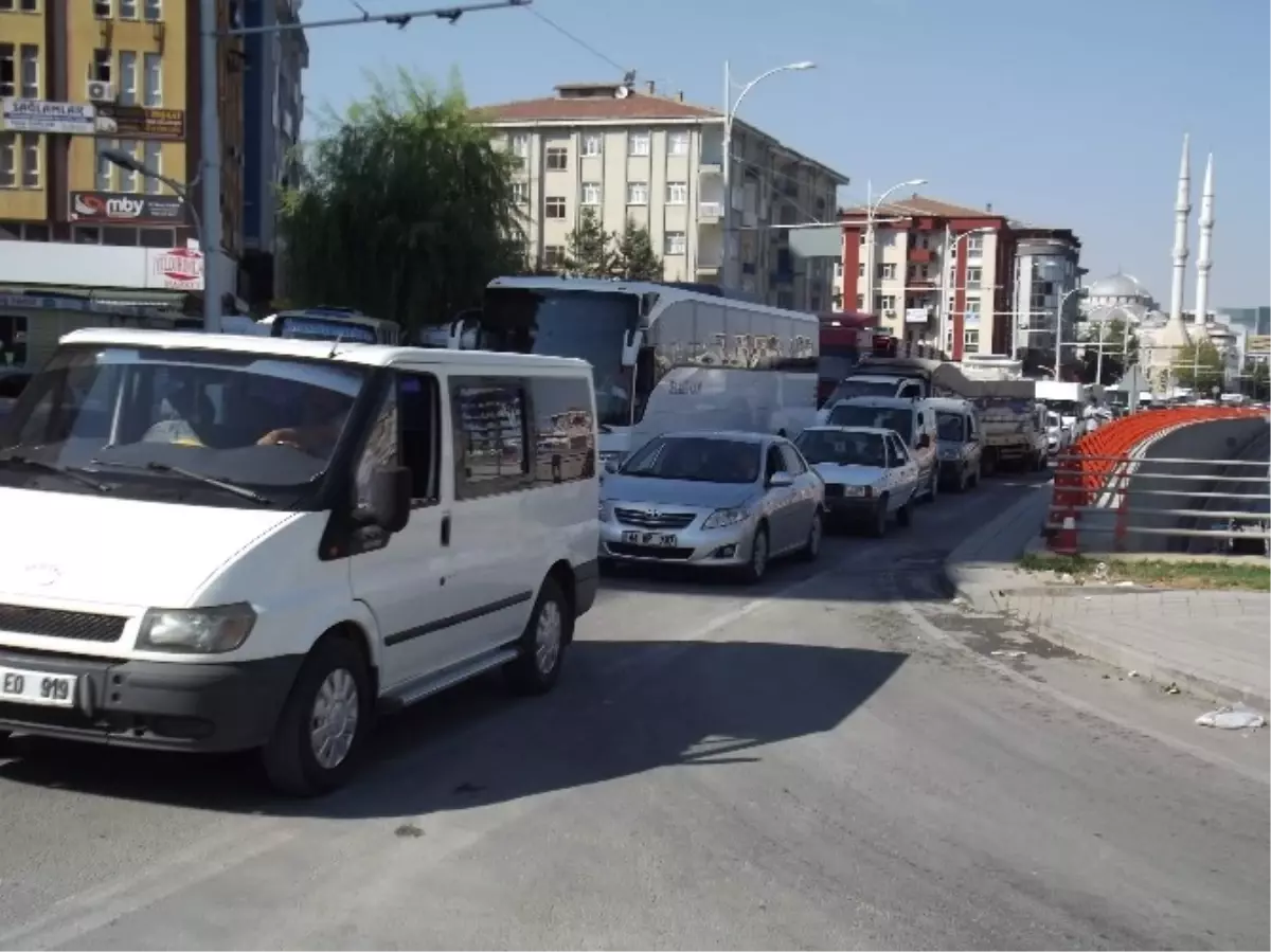 Okulların Açıldığı İlk Günde Trafik Karmaşası Yaşandı