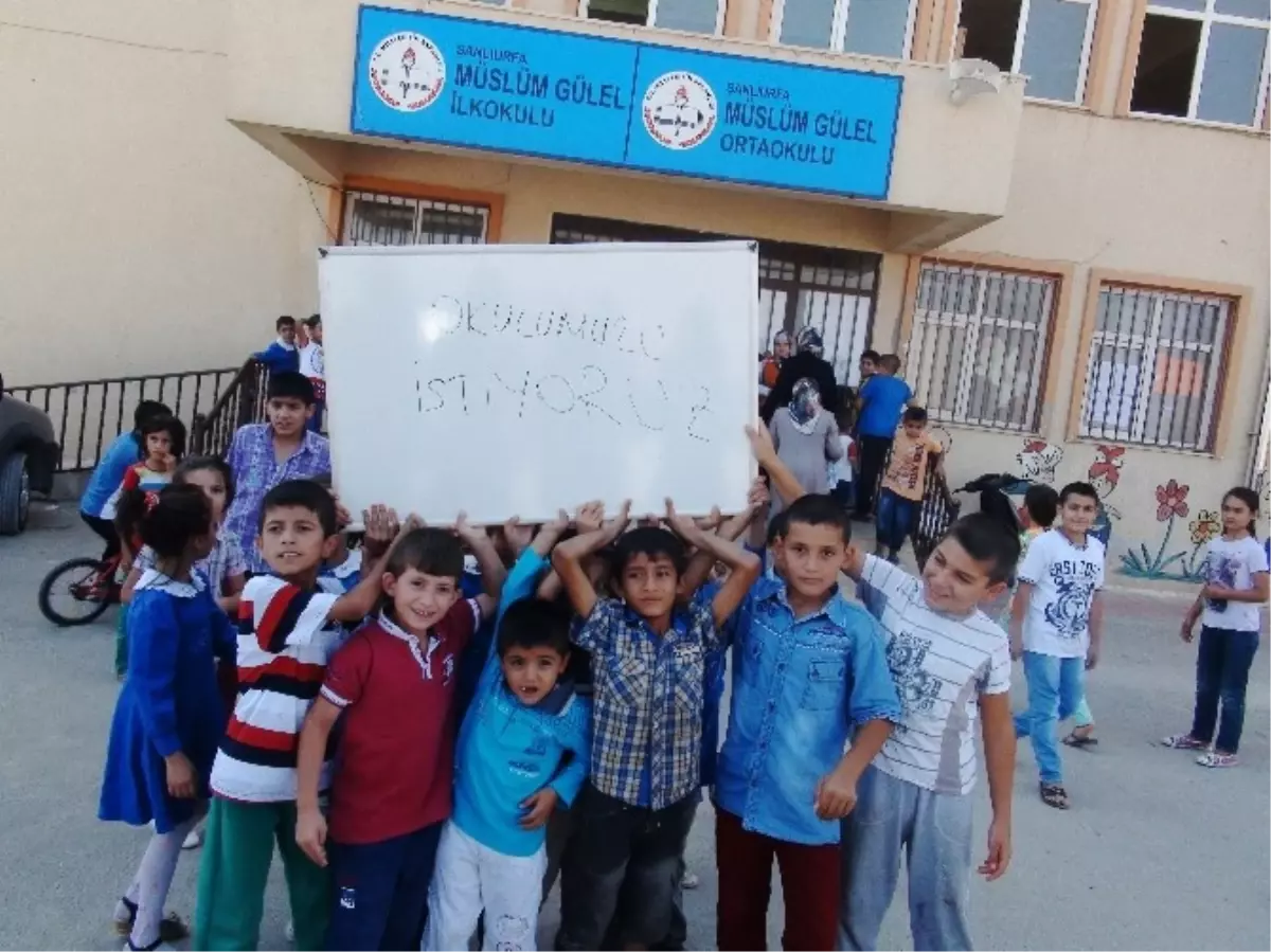 Okullarının Dönüştürülmesini Sokakta Ders Yaparak Protesto Ettiler