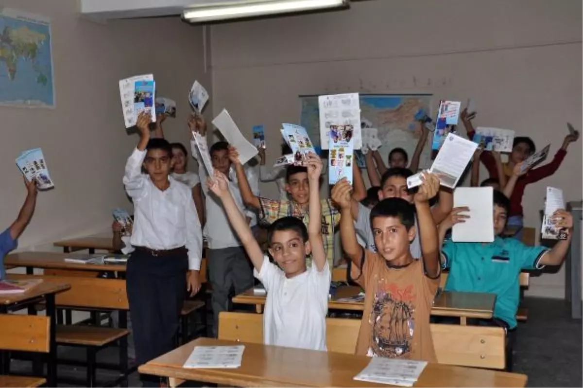 Adıyaman\'da Polislerden Öğrencilere Broşürlü Uyarı