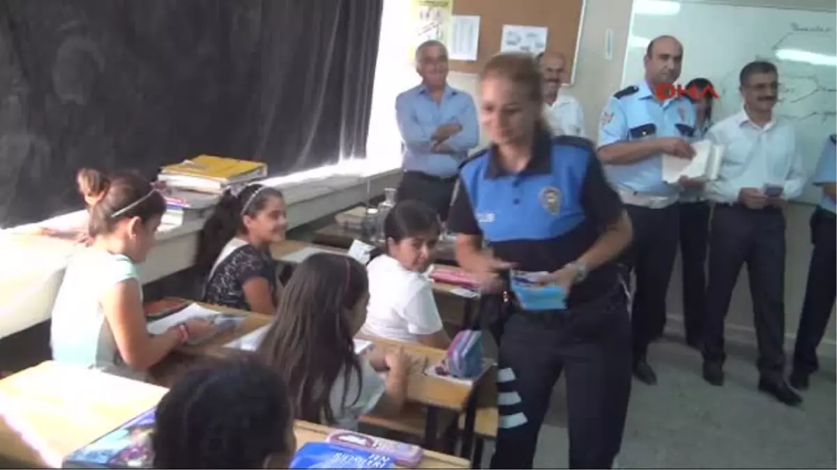 Polislerden Öğrencilere Broşürlü Uyarı