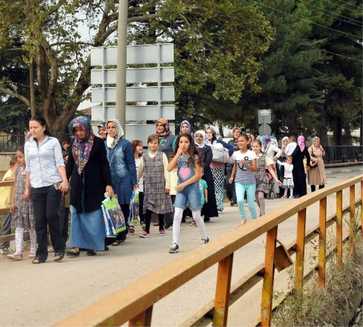 Şehrin Merkezindeki Okula Gitmek İçin 3 Kilometre Yürüyorlar…