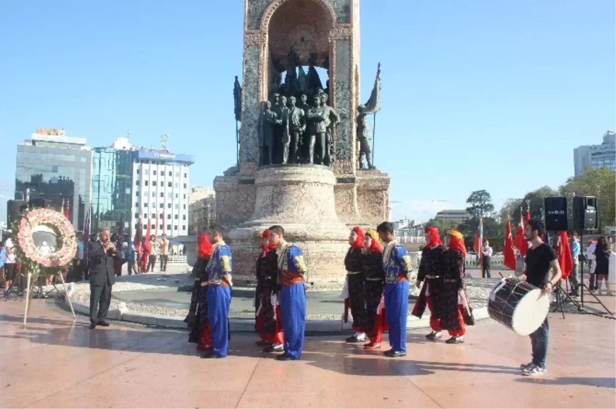 Taksim\'de İlköğretim Haftası Töreni