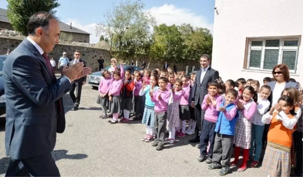 Vali Altıparmak İlk Ders Zilini Öğrencilerle Birlikte Çaldı