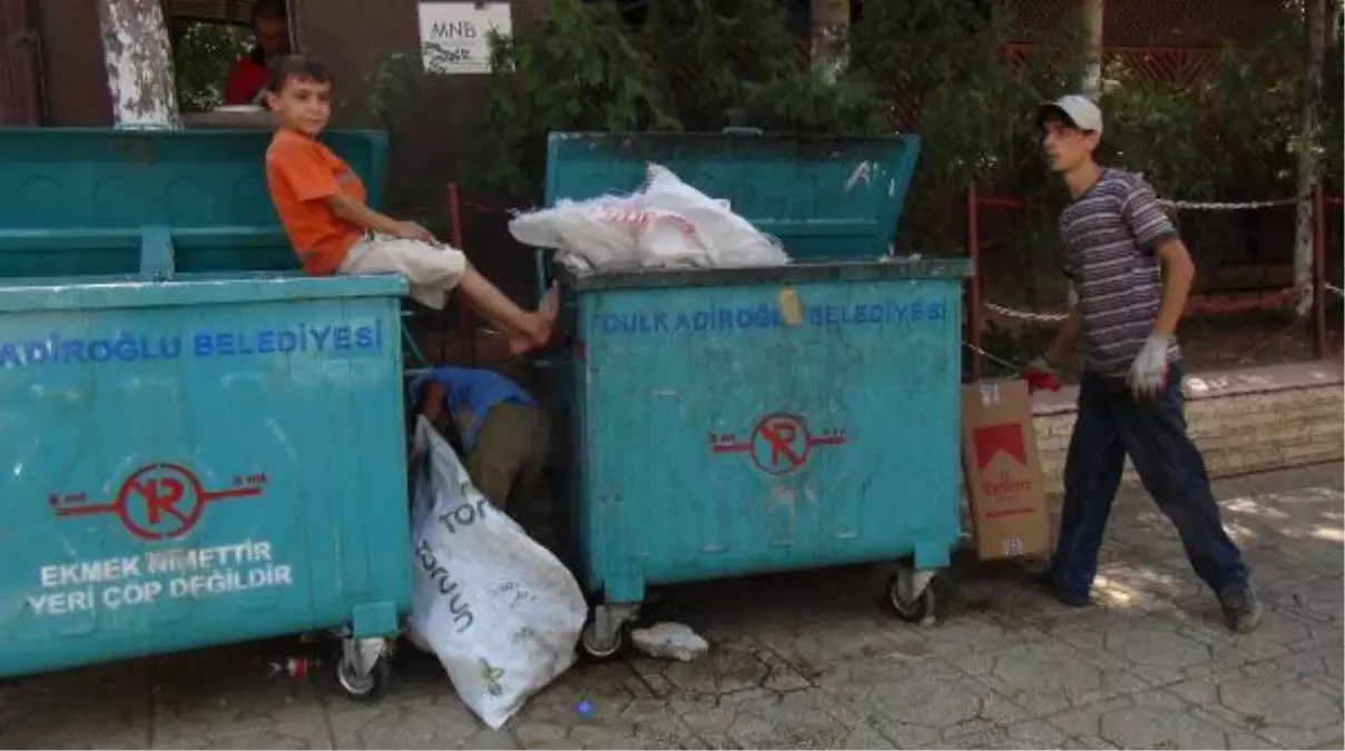 Kahramanmaraş\'ta Yaşıtları Okula Başlayan 2 Çocuk, Çöp Topladı