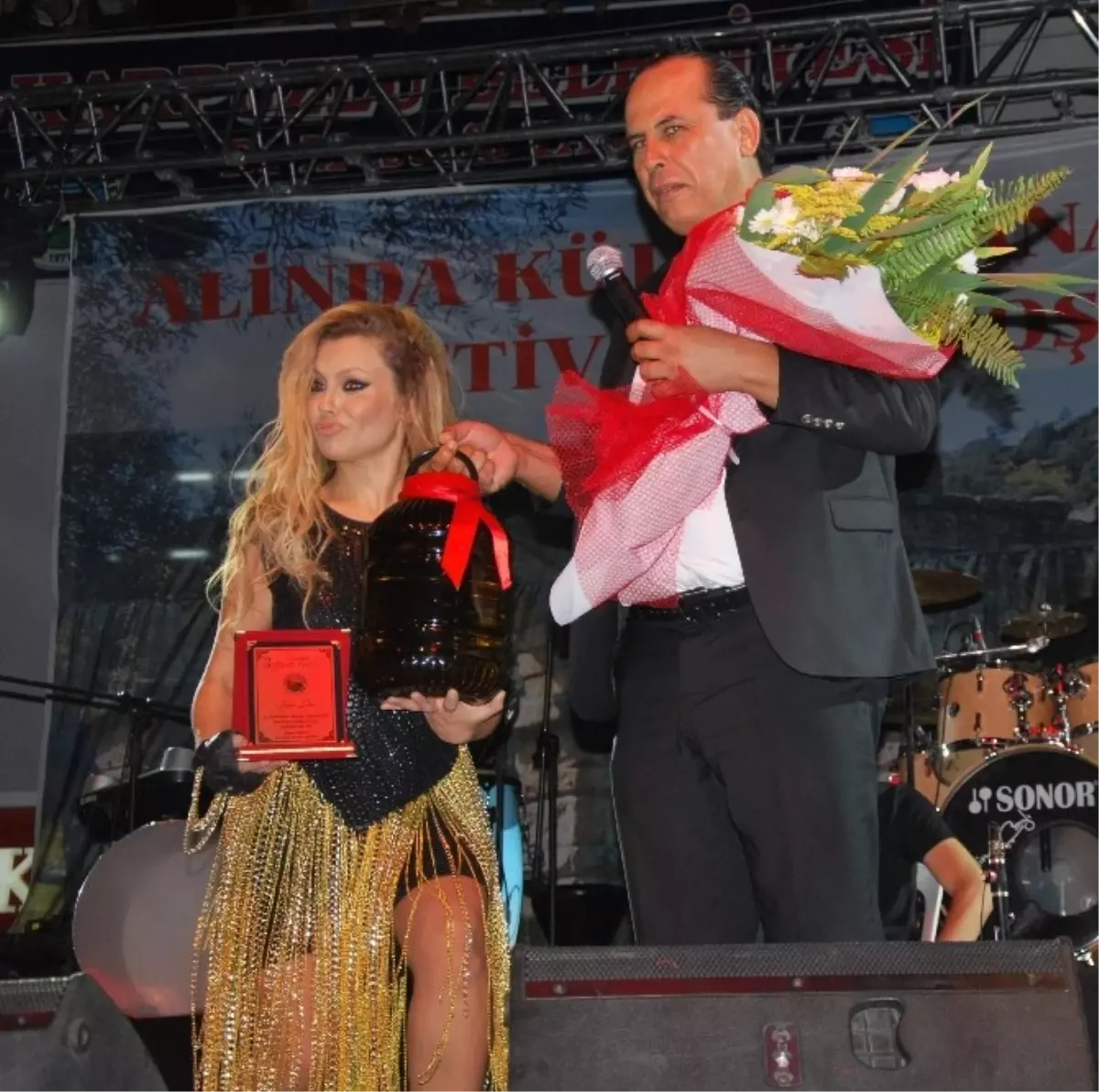 Alinda Festivalinde Sahne Alan Lara, Özel Hayatını Teşhir Eden Sanatçıları Eleştirdi