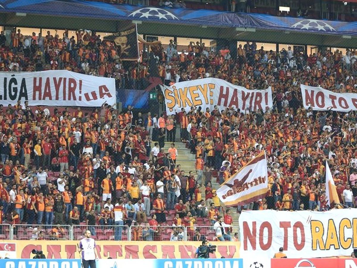 Galatasaraylı Taraftarlar, TFF\'yi Protesto Etti