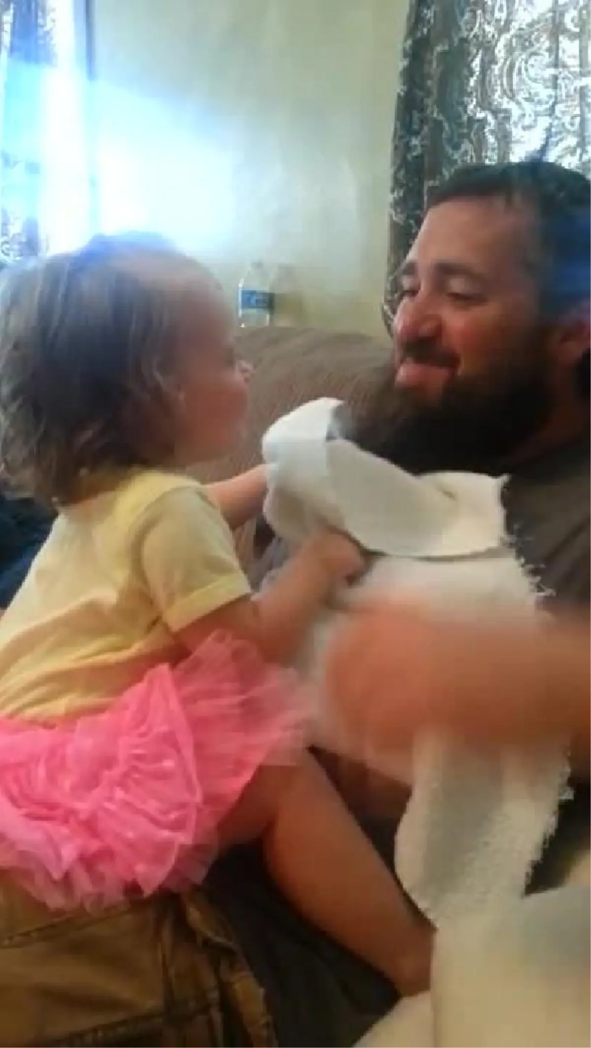 Babasını Sakalsız Görünce Kıyameti Kopardı