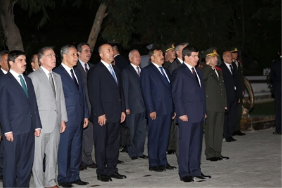 Başbakan Davutoğlu Ktbk\'yı ve Boğaz Şehitliği\'ni Ziyaret Etti