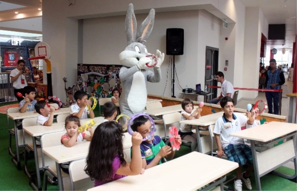 Bugs Bunny, Tazmanya Canavarı ve Silvester Forum Gaziantep\'te Yüzlerce Hediye Dağıttı