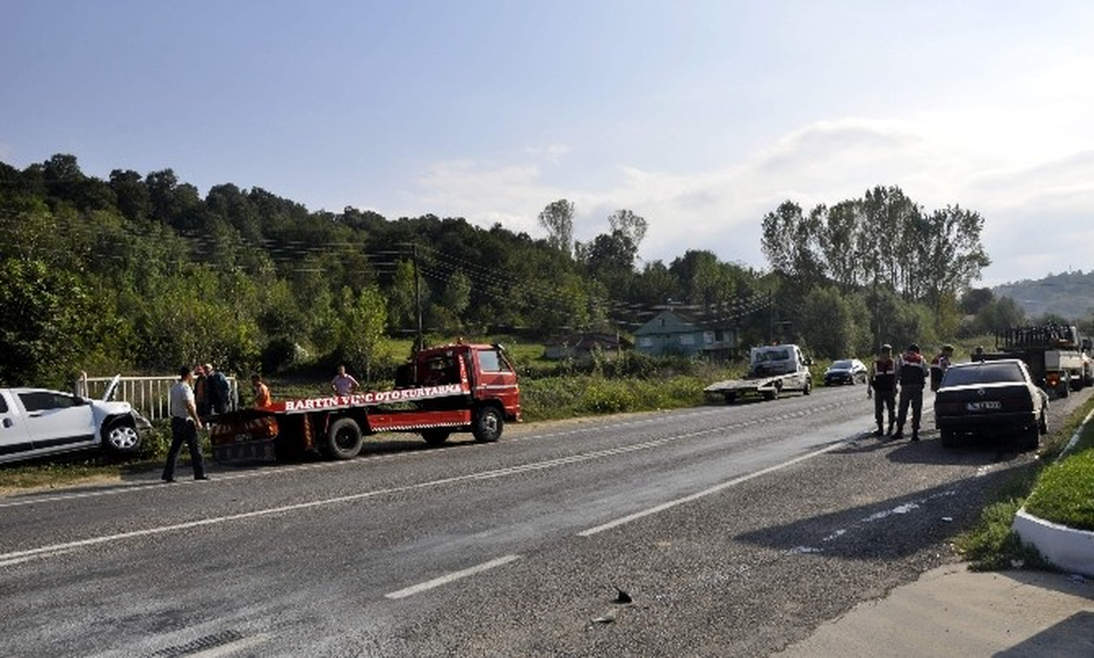 Çarpışan Araçlar Yol Kenarına Savruldu