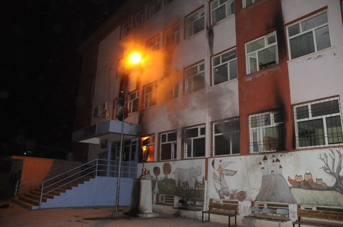 Cizre\'de Üç Okula Molotoflu Saldırı