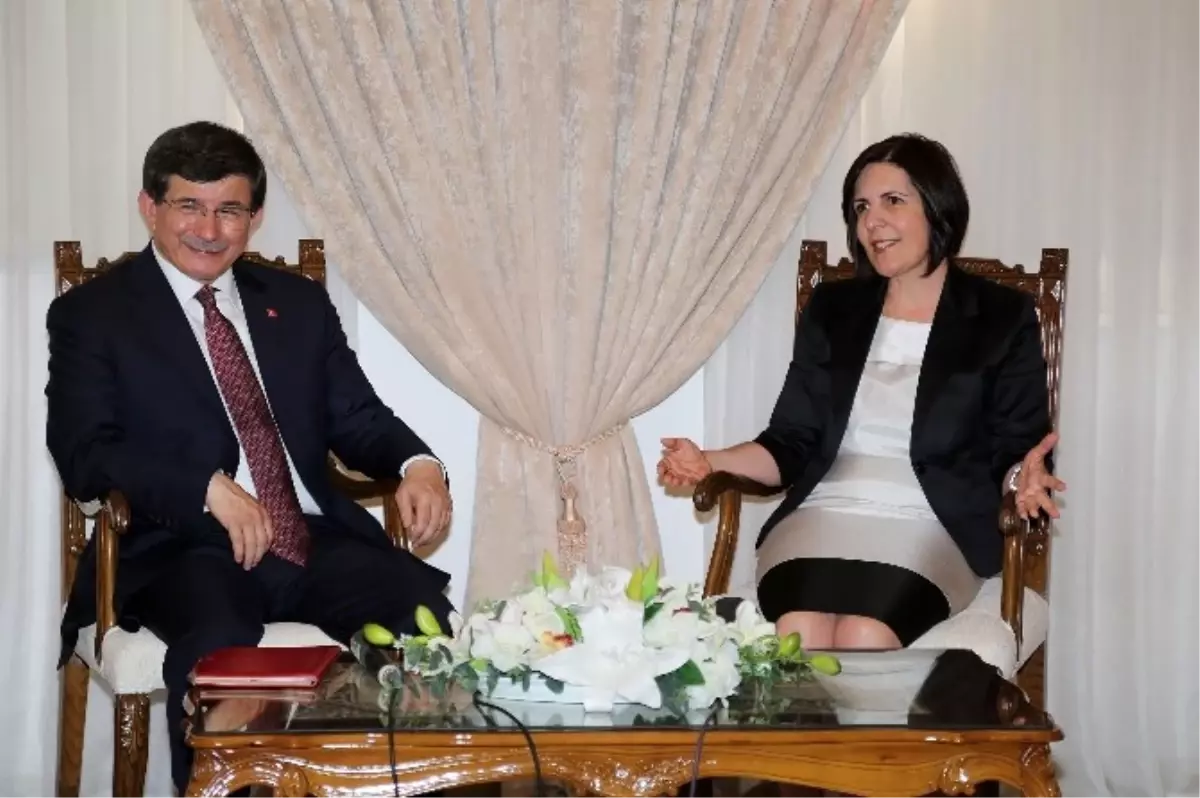 Ahmet Davutoğlu, KKTC Meclis Başkanı Sibel Siber ile Görüştü