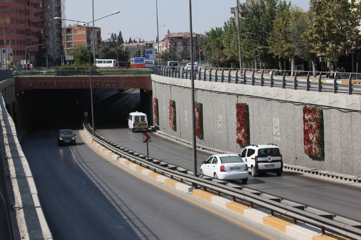Denizli\'de Köprülü Kavşaklar Renklendi