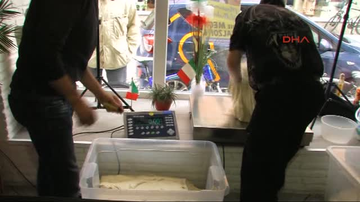 Dünyanın En Büyük Pizzasını Yaptı