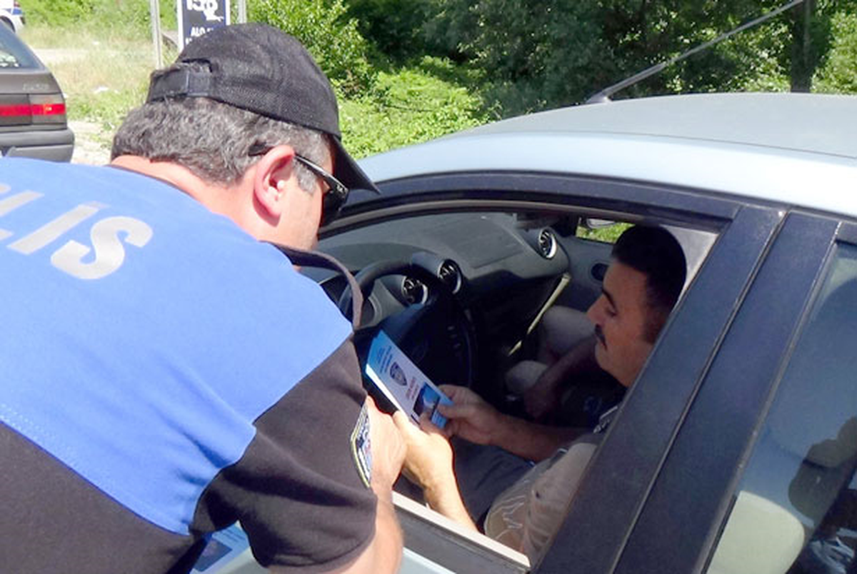Ezine\'de Polis Ekipleri Uyarı Broşürü Dağıttı